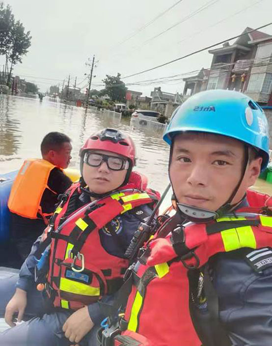 Chinese people concert efforts to fight floods and provide disaster relief