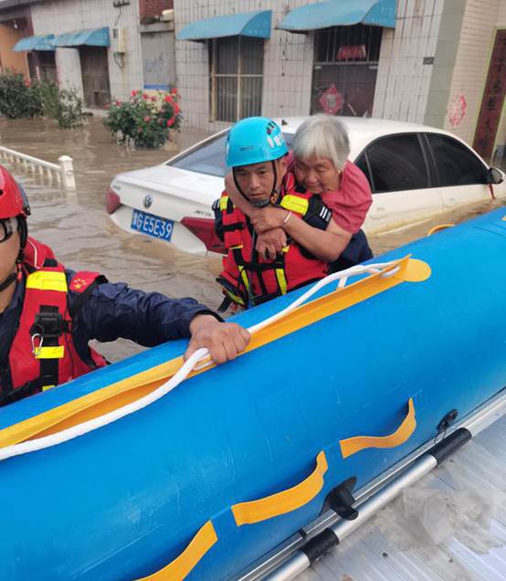 Chinese people concert efforts to fight floods and provide disaster relief