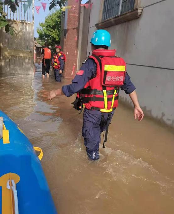 Chinese people concert efforts to fight floods and provide disaster relief